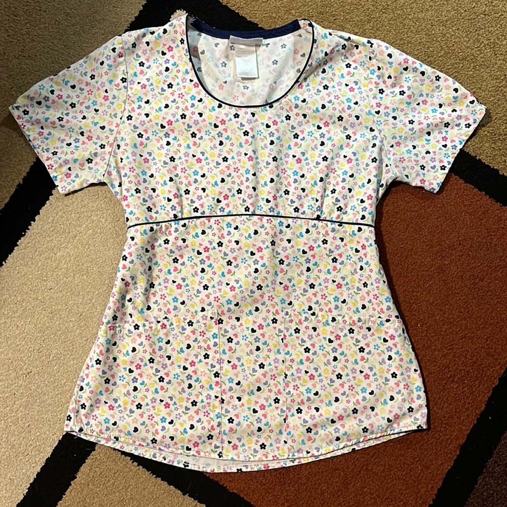 💜 🌸 Nursing Scrub Top / Size XS / 65% Polyester / 35% Cotton / Tie in back